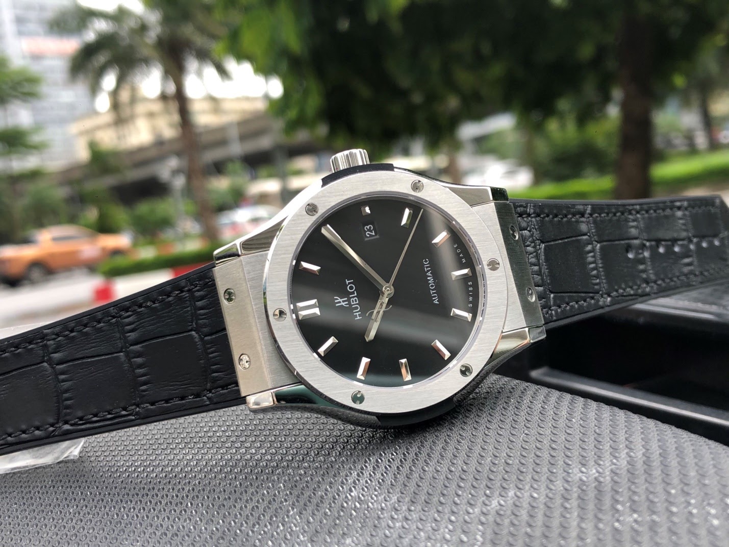 Dong ho hublot gia on sale re