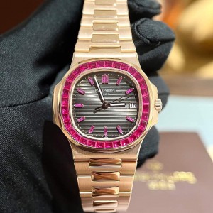 Đồng Hồ Patek Philippe Nautilus 5723/112R-001, chế tác vàng khối, ruby thiên nhiên